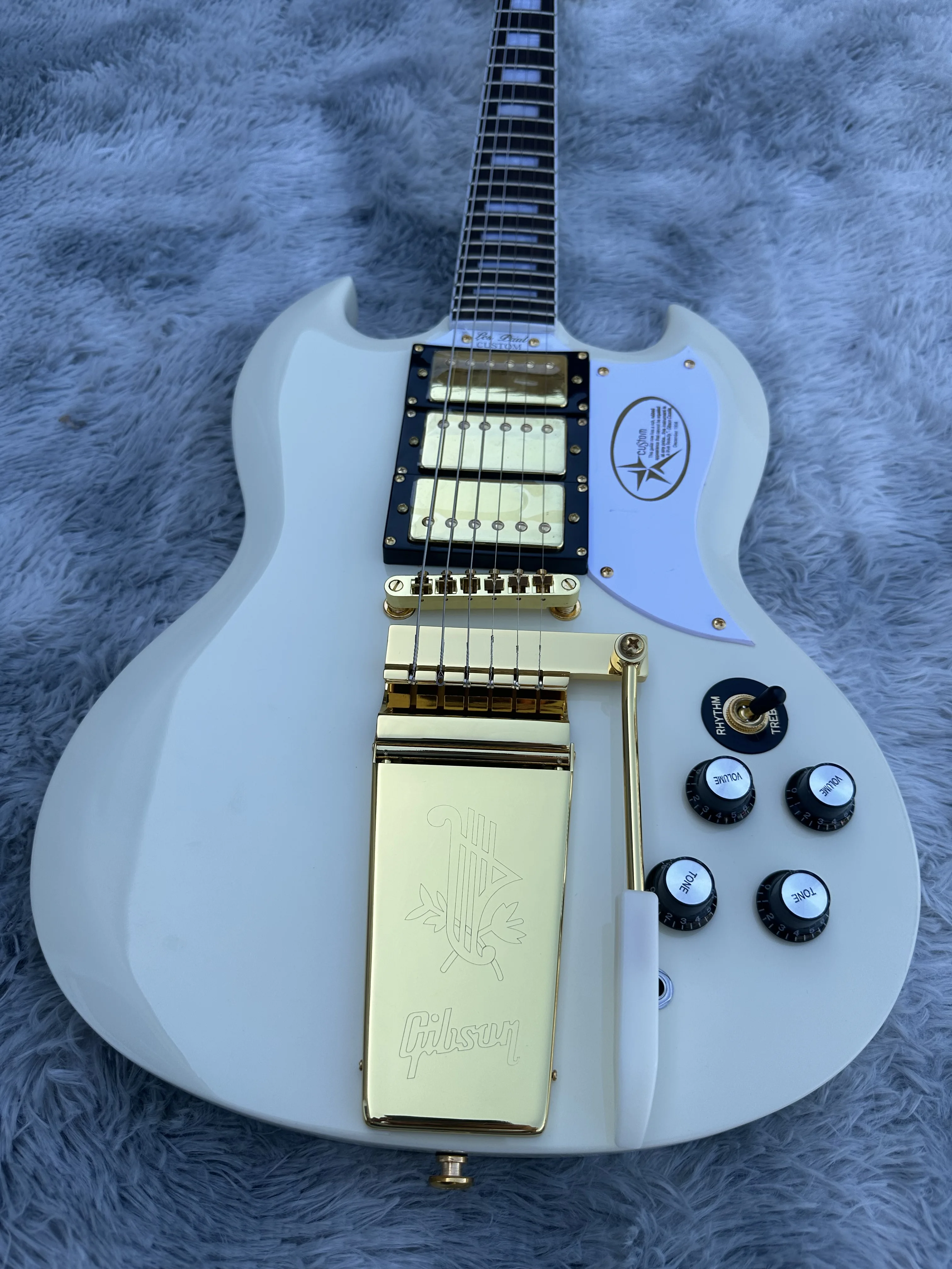 Customized electric guitar, SG electric guitar, cream white, gold vibrato, in stock, lightning package