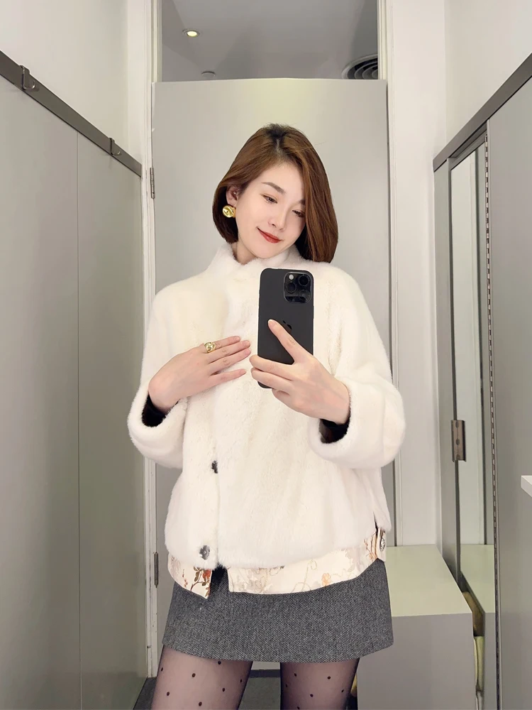 Inverno 2024 Novo Casaco Feminino de Luxo com Gola Redonda, em Veludo de Seda Chinês com Detalhes Florais e Couro Sintético Integrado, Elegante e Confortável