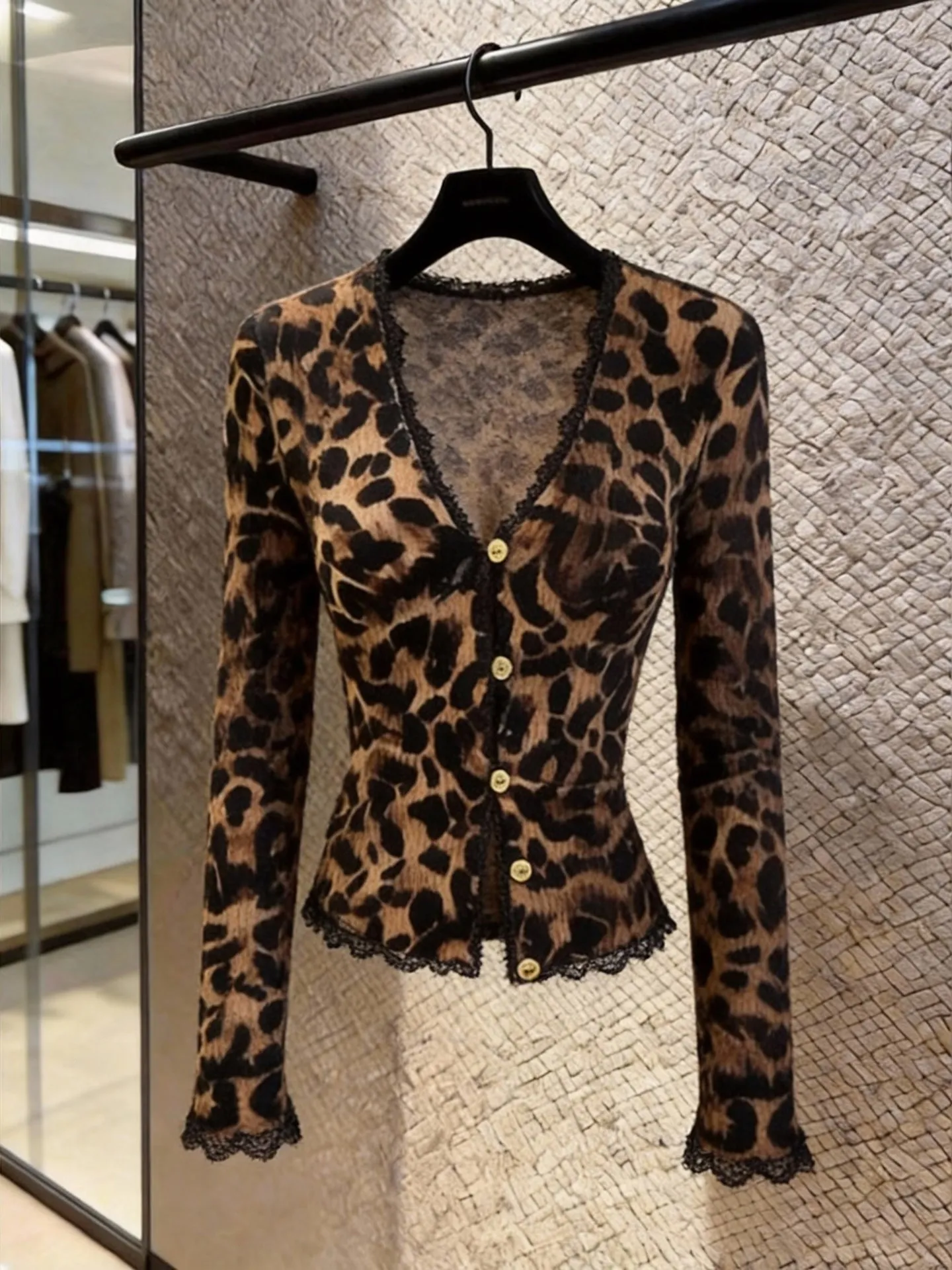 

Retro Leopard Print V-Ne Long Sve Women's irt Commute Slimming Top Spring New Sle Commute Wind Straight Tube pe