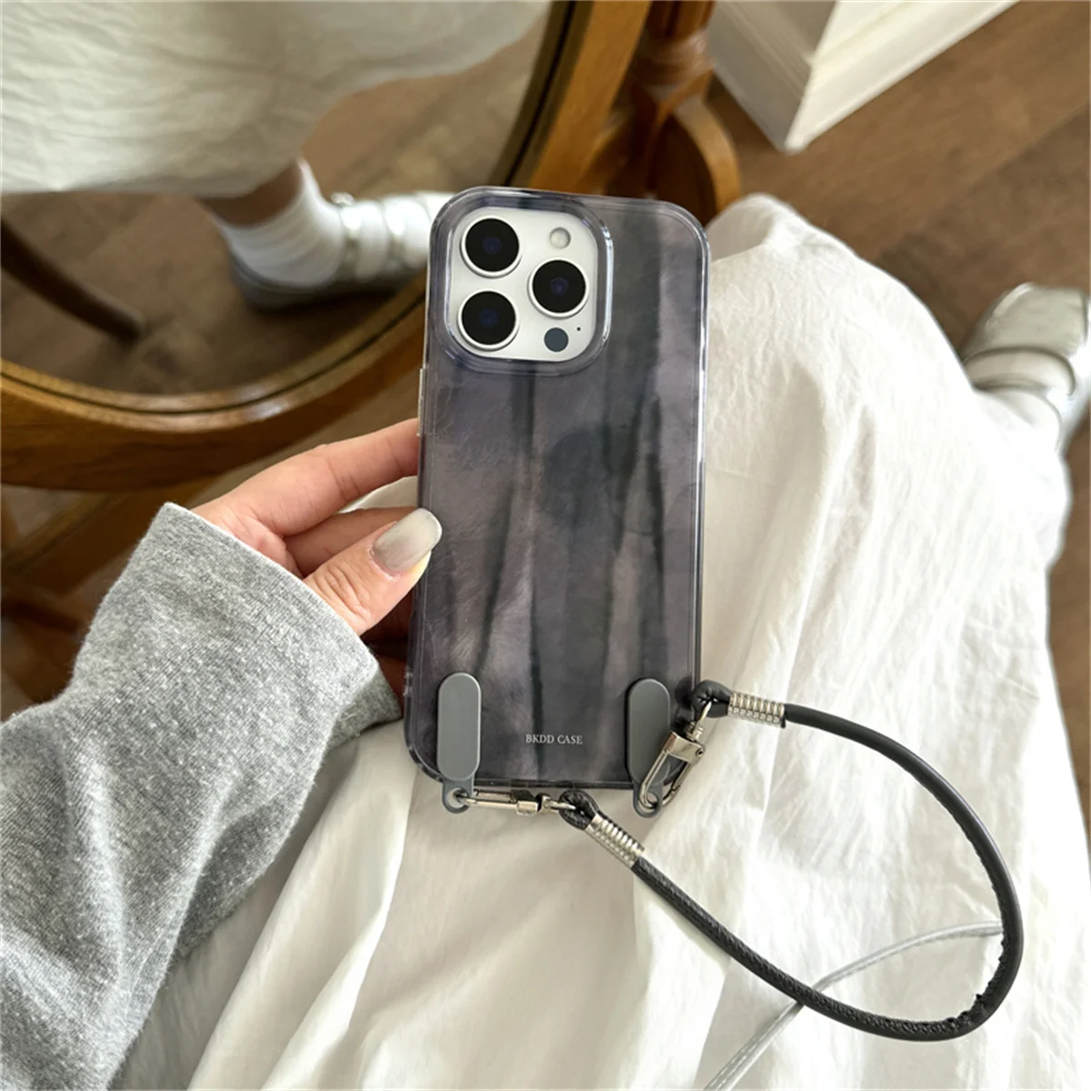 

Fashion Tin Foil Texture Phone Case For iPhone 16 Pro 15 13 14 Pro Max Cover with Hand Strap Shockproof Cases Funda