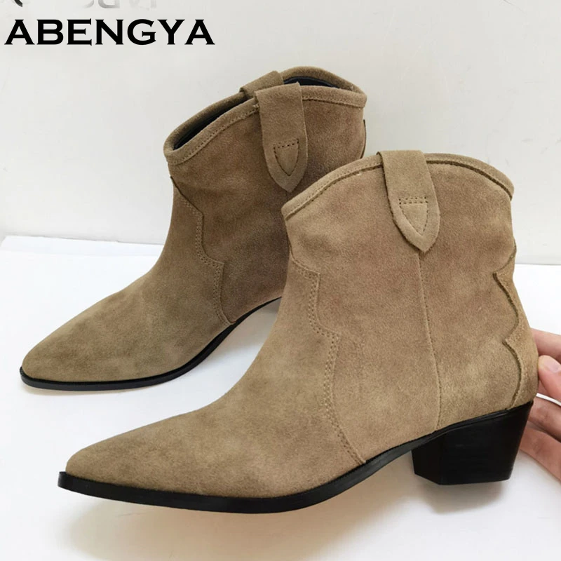 NONE 2025 Klassische Chelsea-Stiefel aus Wildleder für Damen, spitze Zehenpartie, quadratischer Absatz, Slip-on-Stiefeletten, bequeme flache Ritterstiefel für Damen 3