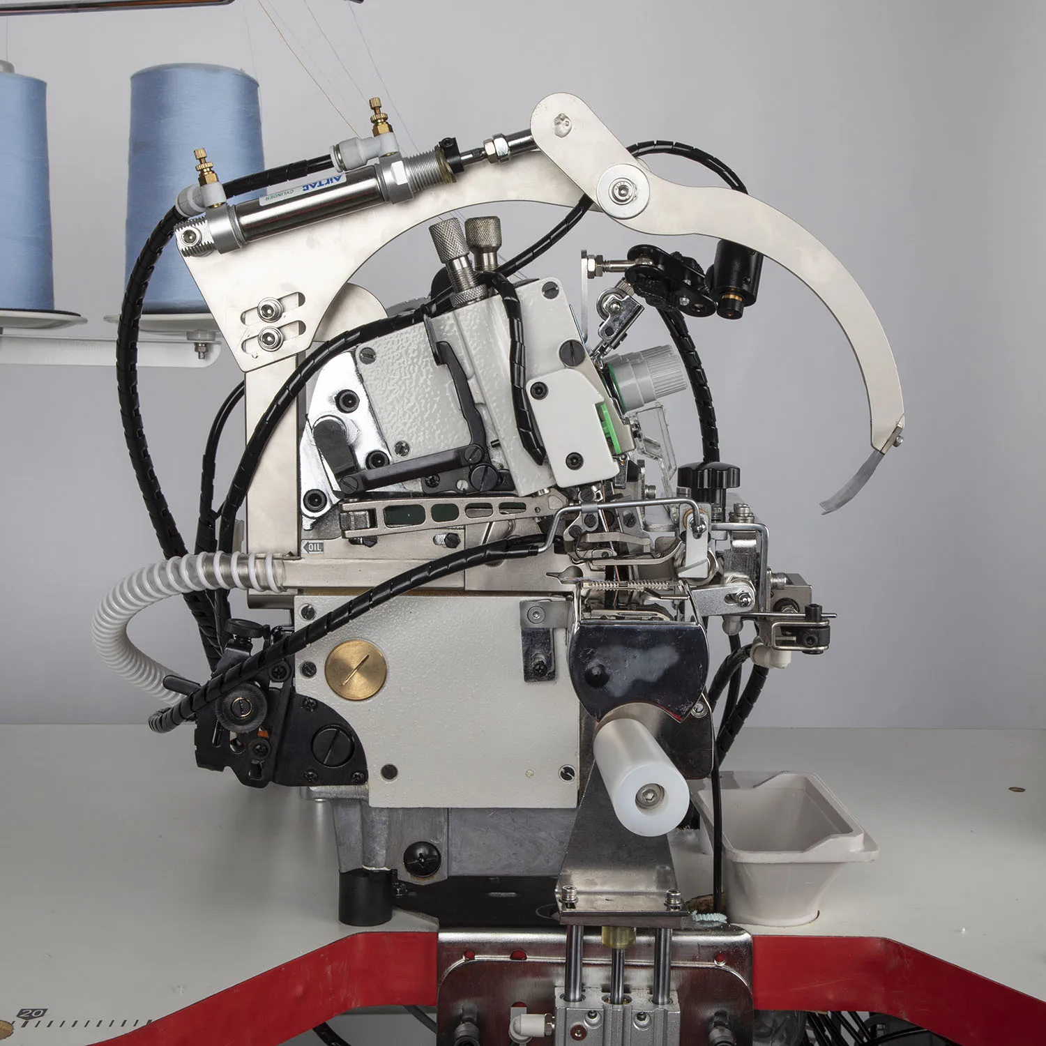 ZY987T-4 Zoyer 4-thread Cylinder Bed Top And Bottom Feed Overseam Sewing Machine For Ruffling Material And Piping Material