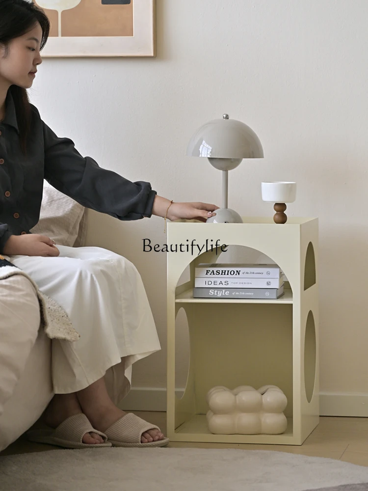 *طاولة بجانب السرير من الحديد المطاوع بالرياح الكريمية طاولة بجانب السرير إبداعية صغيرة