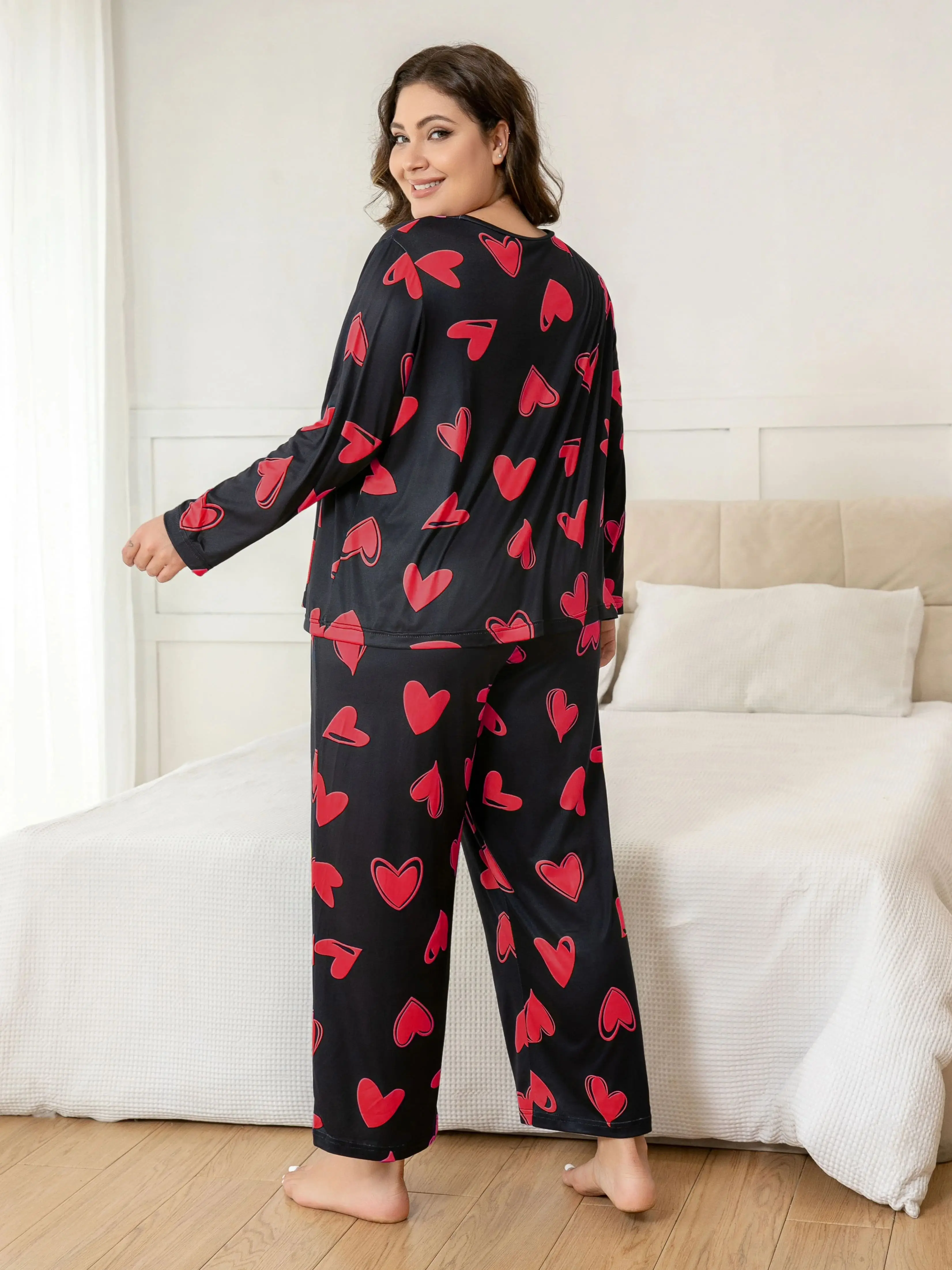 Plus Size Women\'s Heart Print Long Sleeve Pajama Set, Soft Lightweight Two-Piece Lounge Wear, Perfect for Home and Relaxation