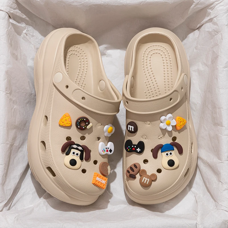 اللؤلؤ سلسلة صنادل أرضية مكتنزة النساء 2025 الصيف سميكة القاع قباقيب الشاطئ أحذية امرأة موضة ورود للزينة إيفا حذاء للحديقة