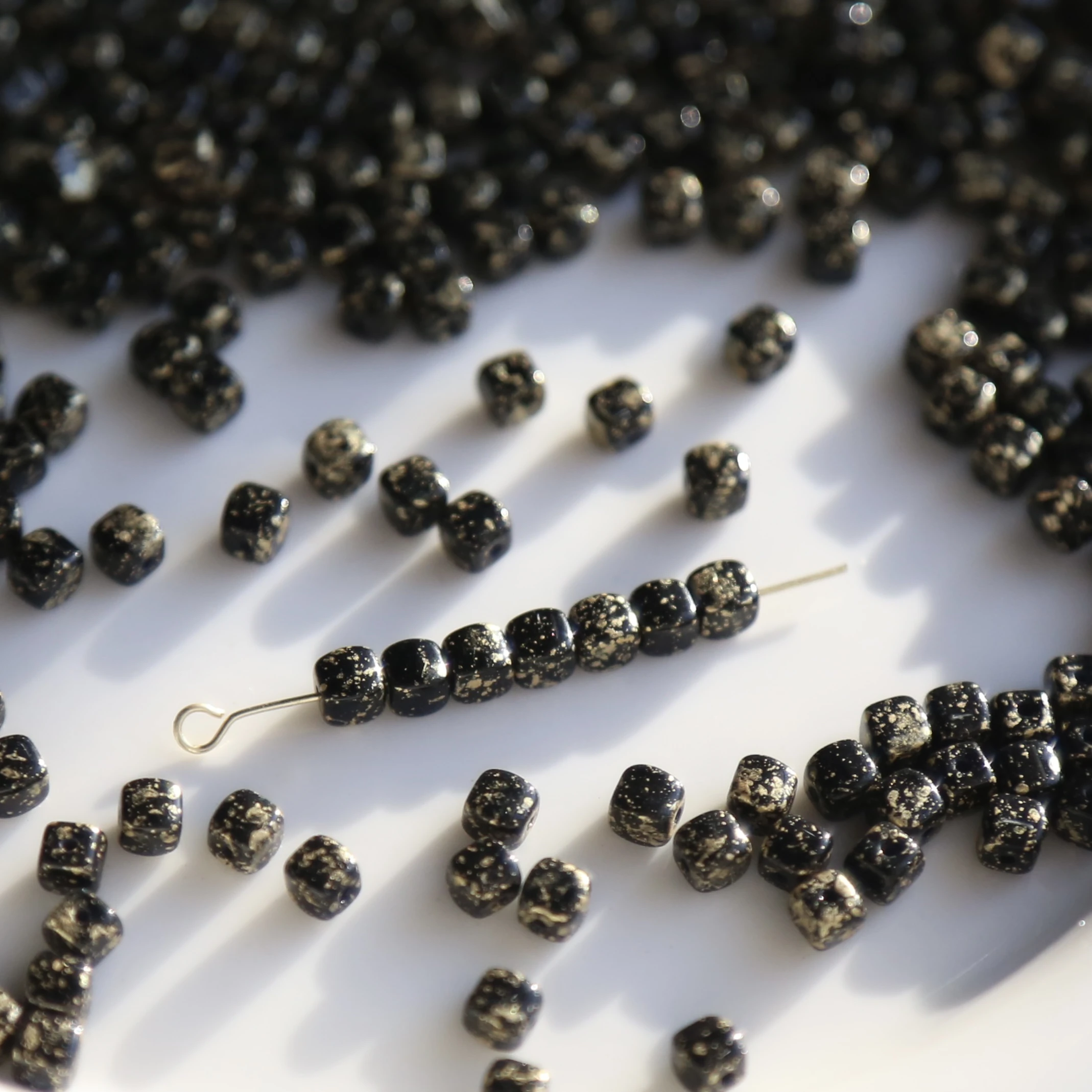 

50 шт., 4 мм, чешская бусина, черная квадратная стеклянная бусина в стиле ретро, новый китайский материал ручной работы