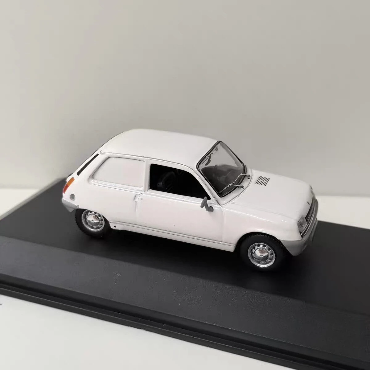There Are Some Adhesive Marks on The Wiper Blade Box Cracking ODEON Diecast 1/43 Scale RENAULT 5 SOCIETE 25 Alloy Car Model