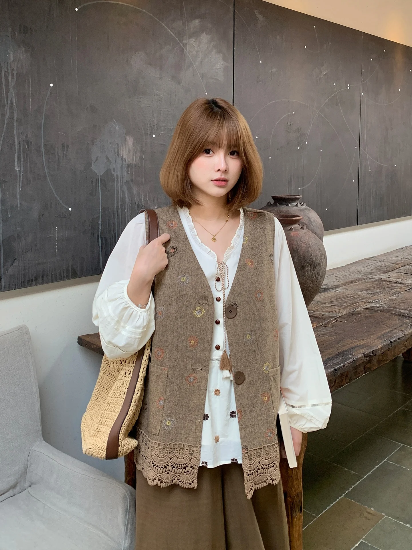 

Новинка: Комплект из рубашки и жилета больших размеров для женщин, с вышивкой, V-образным вырезом, деревянной отделкой, из хлопка, весенняя мода, подчеркивающий фигуру