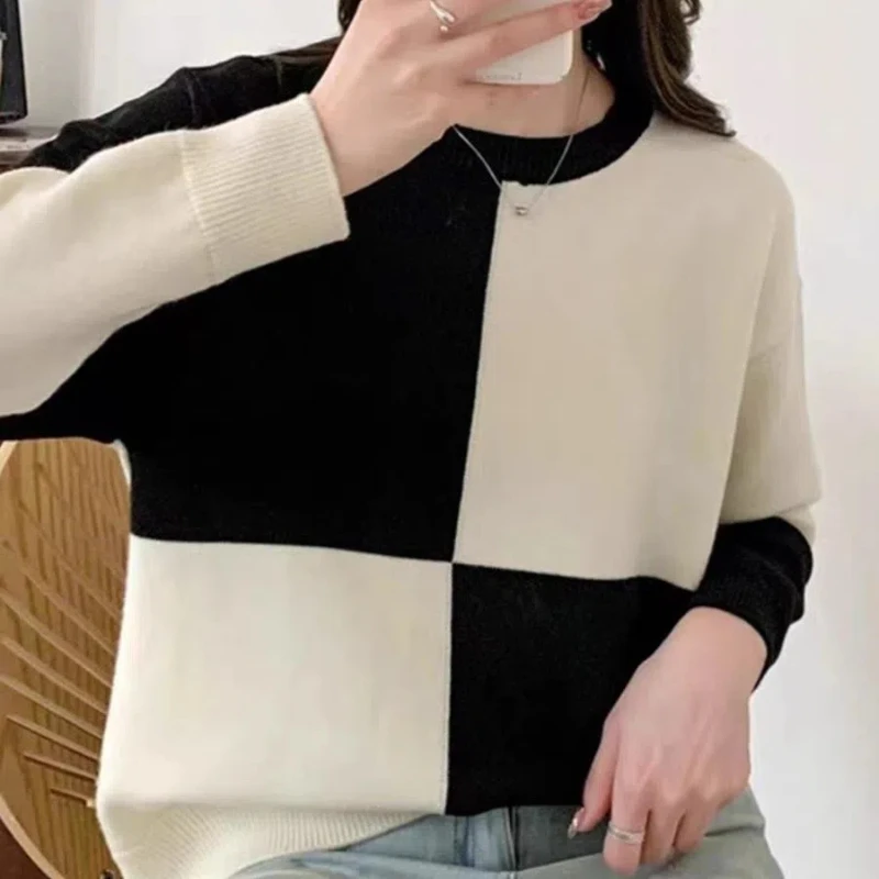 

New Round Neck Color Blocked Pullover Sweater for Women with Loose Base Design Knitted Sweater Top