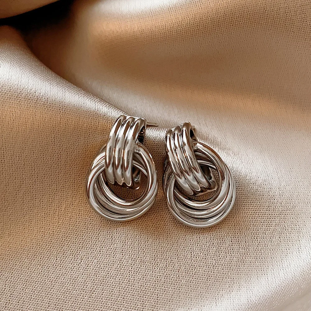 Modische Glänzende Dreischichtige Strukturierte Verschlungene Knoten-Ohrringe für Frauen Goldfarben Edelstahl-Ohrringe Vintage-Schmuck Geschenk