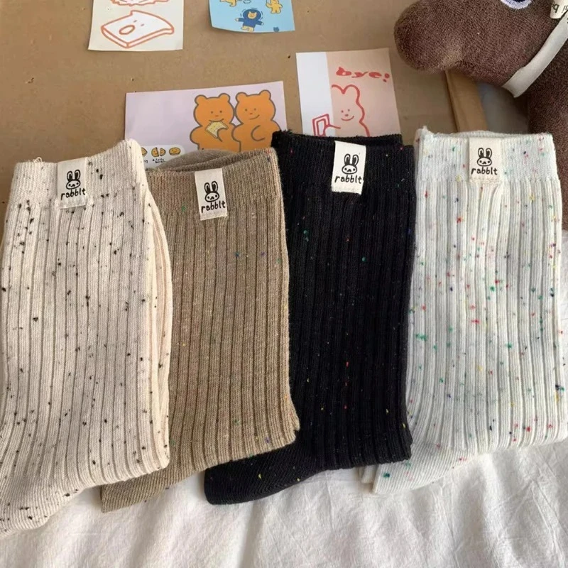 4-pairs dames cartoon bedrukte mid-tube sok modieuze gekleurde stipgaren zweetabsorberende ademende zachte comfortabele casual sok