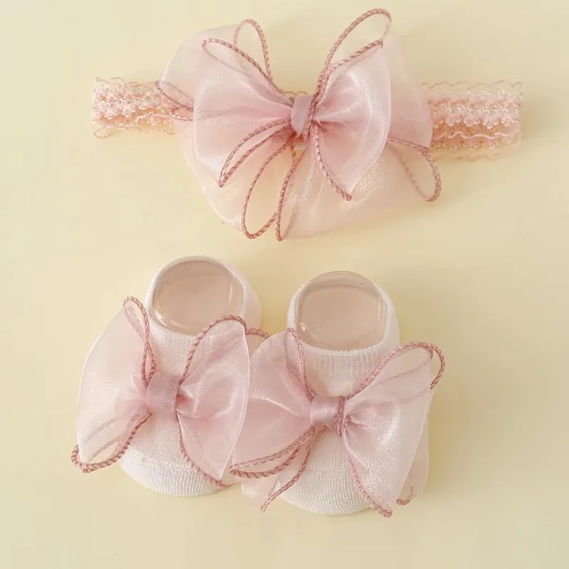 مجموعة مكونة من قطعتين: عصابة رأس على شكل فيونكة دانتيل للأطفال وجوارب قطنية غير قابلة للانزلاق، جوارب للفتيات حديثي الولادة مع عصابة رأس لإكسسوارات شعر الطفل