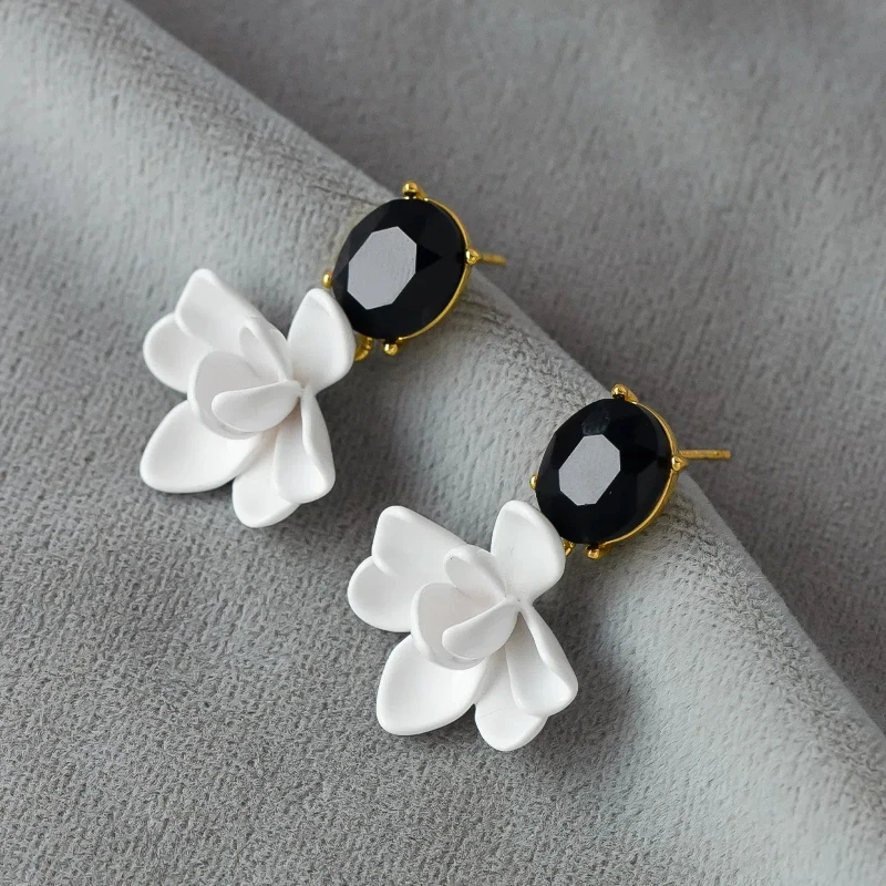 

New Arrival Fairy Style French White Flower Charms High-grade Temperament Delicate Small Black Zircon Camellia Stud Earrings