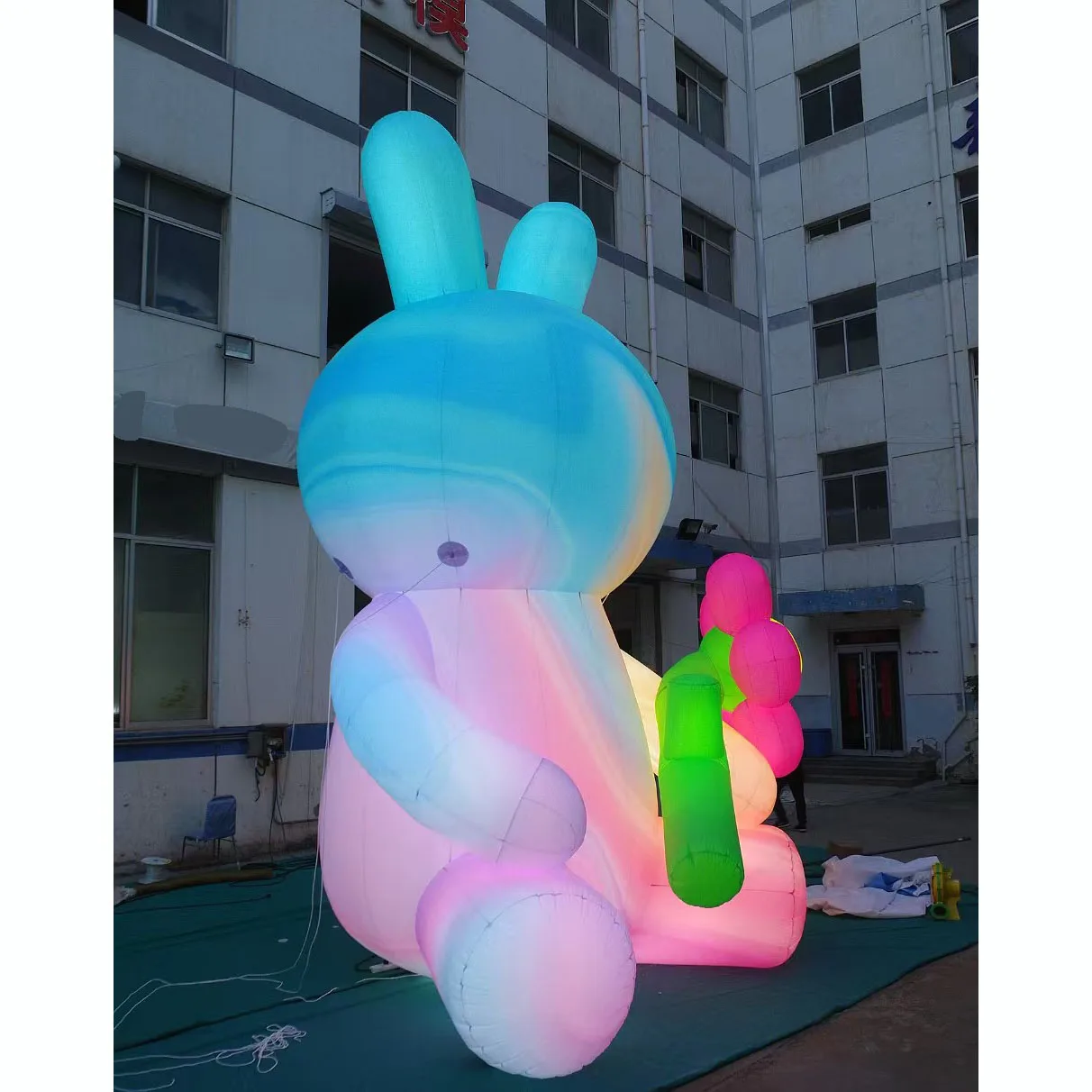 Conejo inflable gigante con flor, conejito de soplado de aire con luz LED blanca, accesorios de decoración para eventos para publicidad