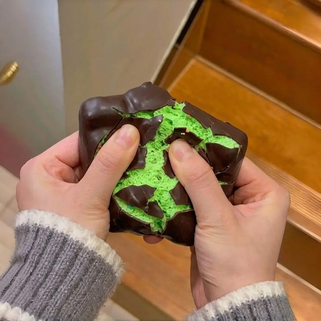 Schokoladen-Squishy-Squeeze-Spielzeug, knuspriger Schokoladen-Wachs-Stressball, weiches, realistisches Lebensmittel-Squeeze-Fidget-Spielzeug zur Stresslinderung – Detail 3