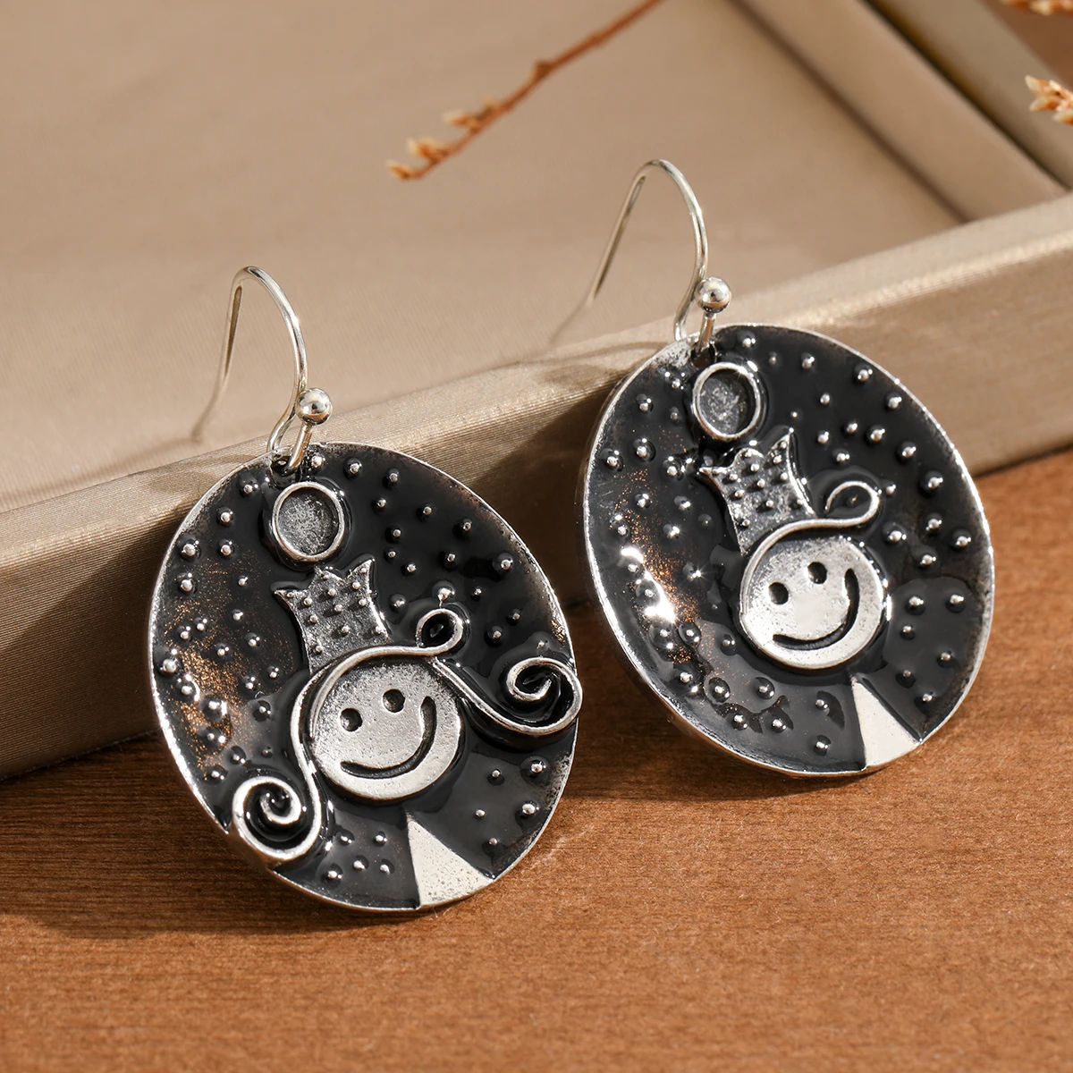 Card ventilated relief smiling face with crown-shaped round lady pendant earrings are suitable for dates and parties.