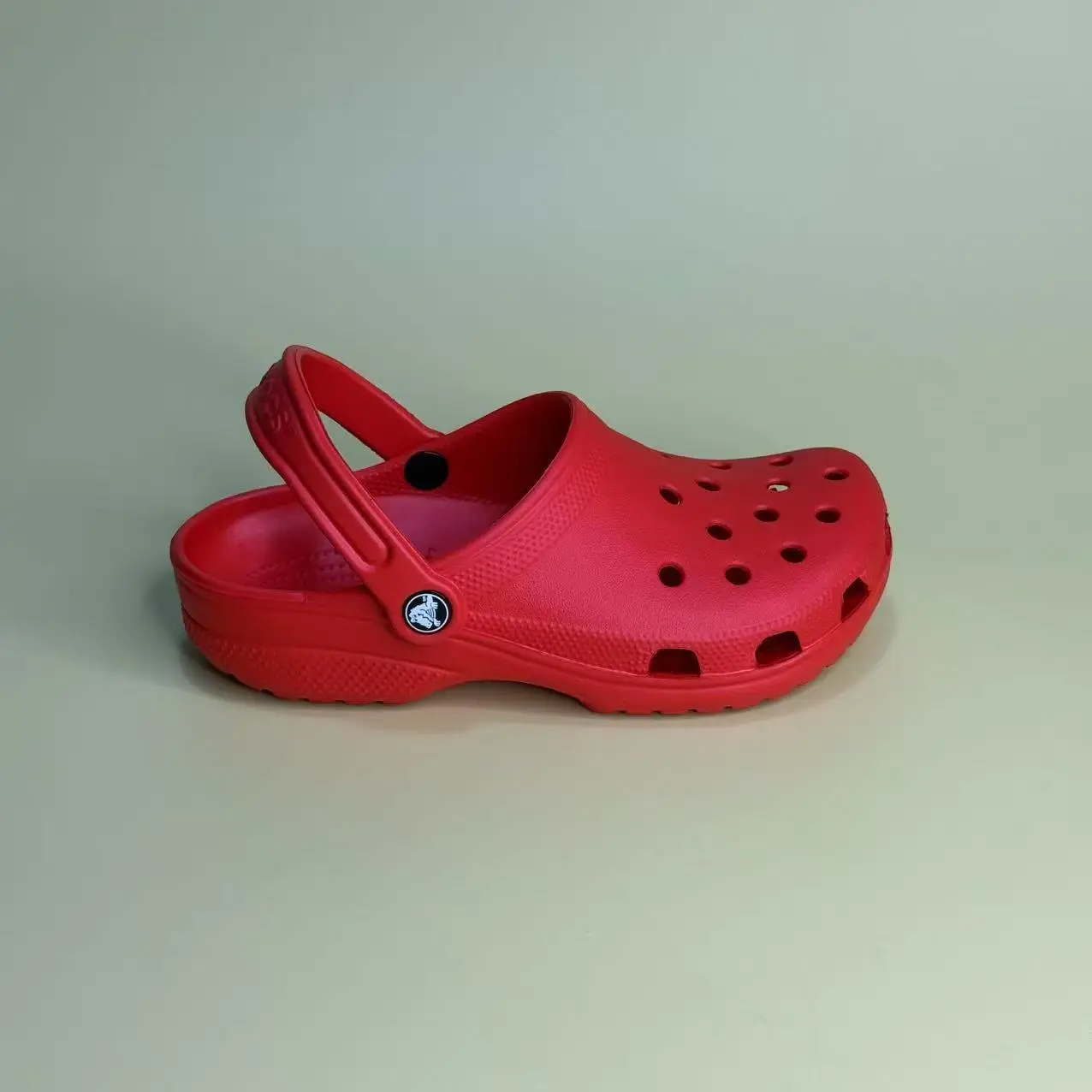 قباقيب كلاسيكية على طراز التمساح، صنادل للجنسين، أحذية رياضية للأطفال، أحذية بفتحات للأولاد، أحذية للشاطئ والمنزل مضادة للانزلاق