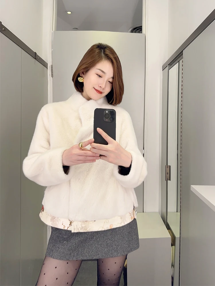 Inverno 2024 Novo Casaco Feminino de Luxo com Gola Redonda, em Veludo de Seda Chinês com Detalhes Florais e Couro Sintético Integrado, Elegante e Confortável