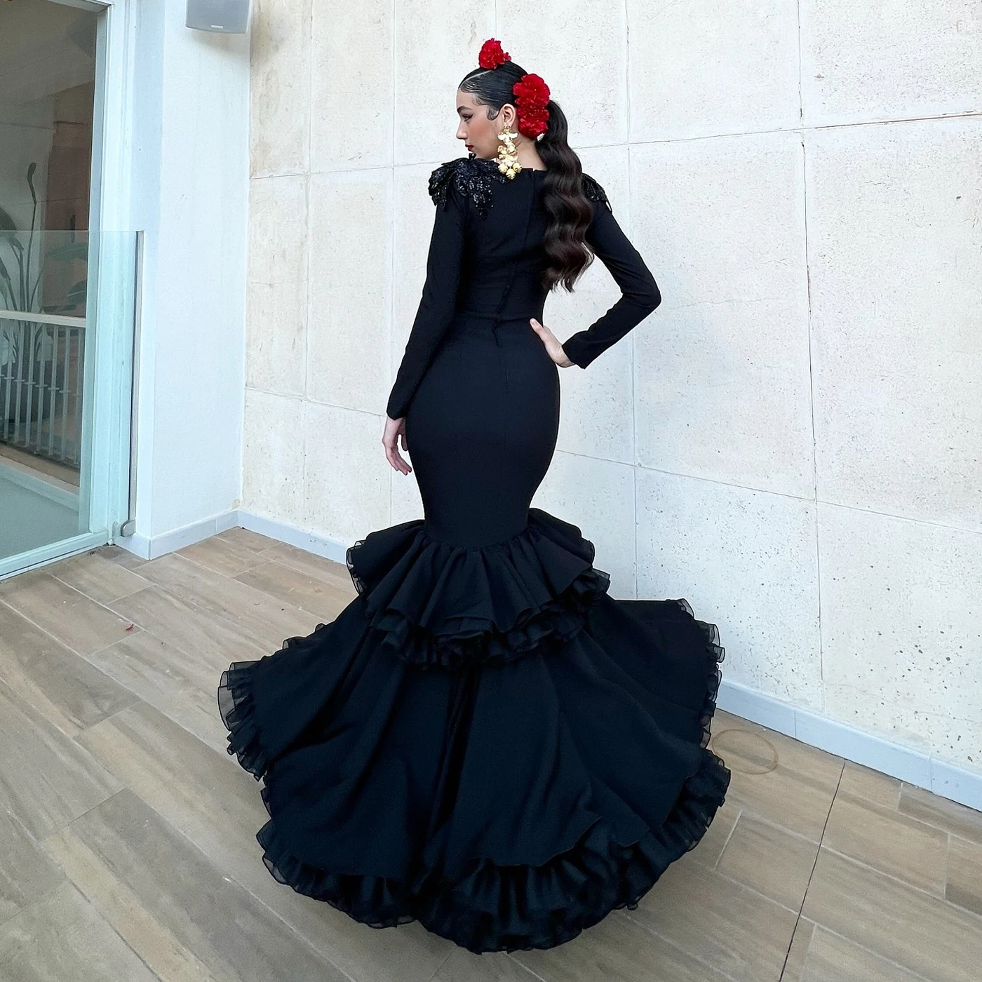 Wunderschöne schwarze spanische Ballkleider 2025, Stretch-Satin, bauschiger Stufenrock, traditionelles Partykleid, spanisches formelles Kleid nach Maß