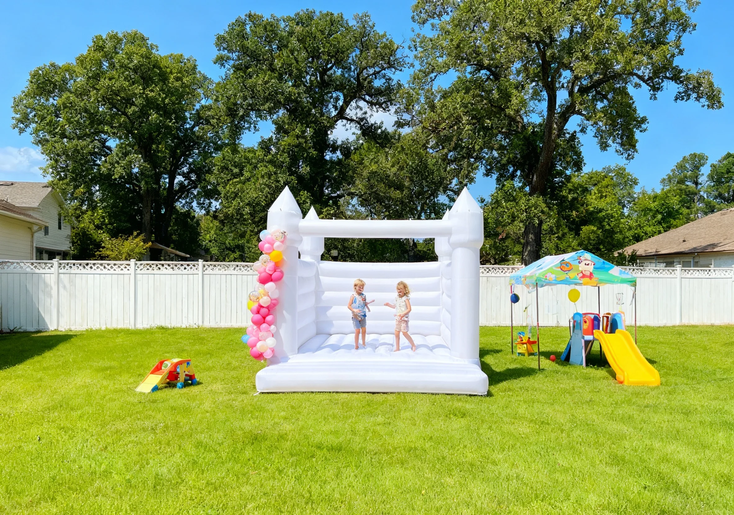 Castelo de casa de salto branco inflável, casa inflável oxford de 13x13x11 pés com ventilador para aniversário de crianças pequenas, personalização de casamento