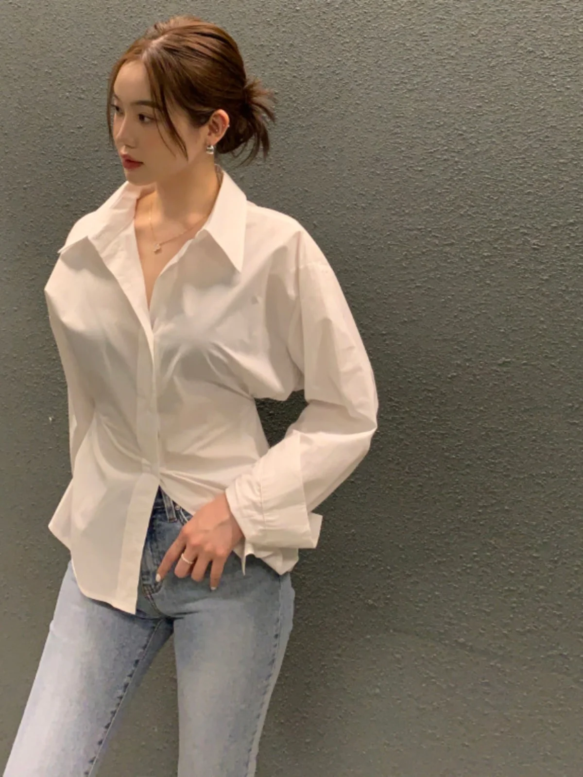 เสื้อผู้หญิงสีขาวสไตล์เรโทร คอปก รัดเอว ใส่เป็นเสื้อตัวในได้ ใช้ได้หลายแบบ ดีไซน์เล็กกะทัดรัด เหมาะสำหรับใส่ไปทำงาน