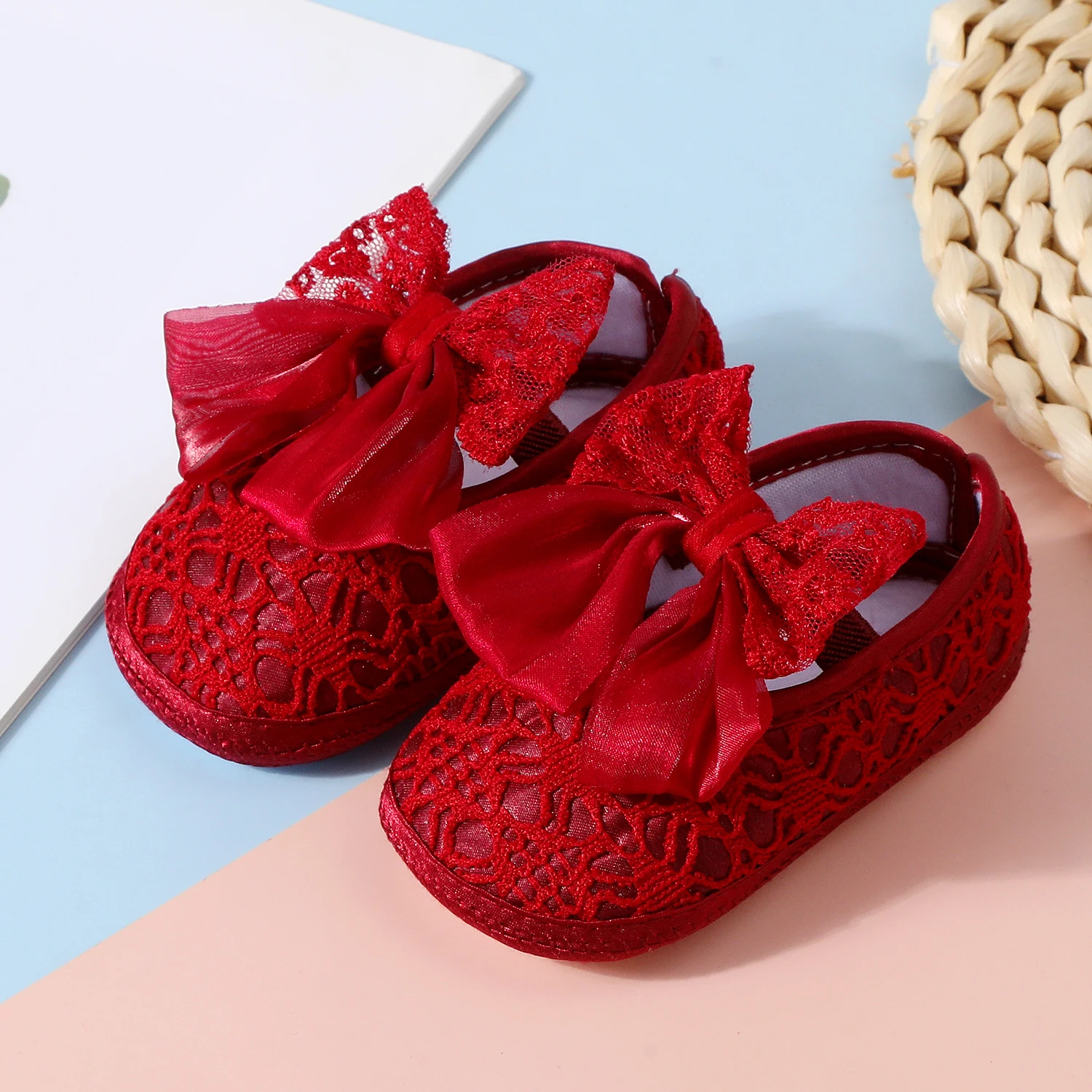 

Baby non-slip learning walking shoes, cute lace bows, soft flat shoes for infants, suitable for indoor parties and gatherings.