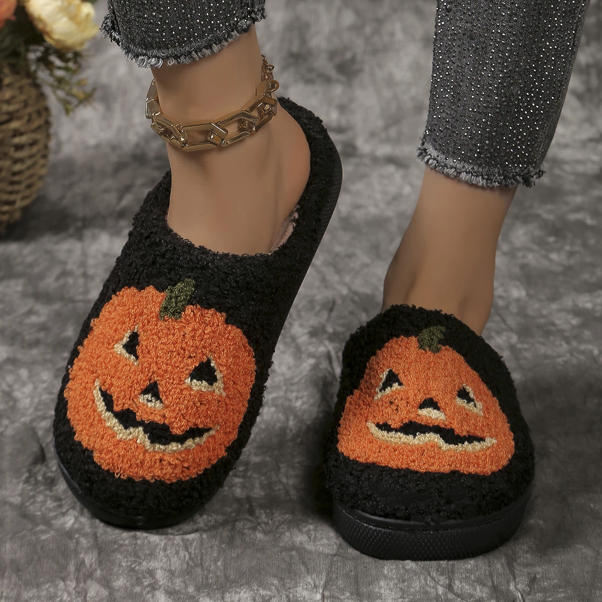 Halloween Pumpkin Design Fur Chinelos para homens e mulheres, sapatos de algodão para casais, dedo do pé fechado, sola grossa, slides de pelúcia quente, tamanho grande, inverno