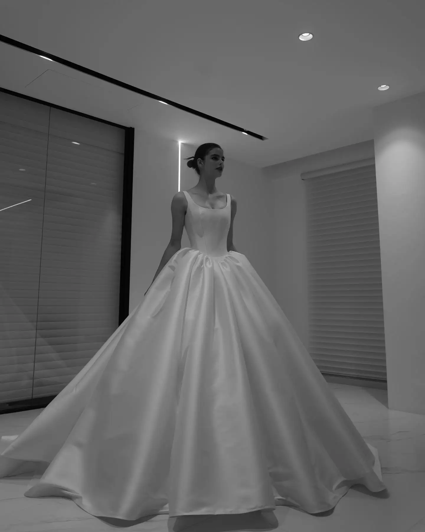 サテンのプリンセスウェディングドレス、ミニマリストのボールガウン、教会や市制式結婚式用のブライダルドレス