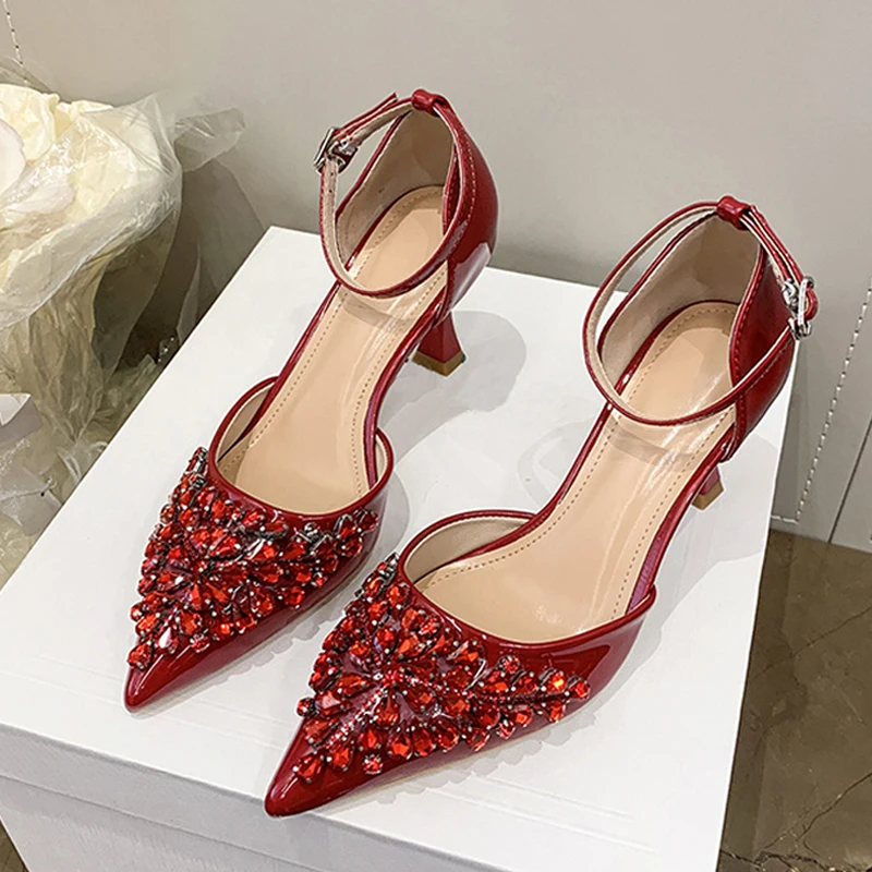 

Liyke модный дизайн с красными кристаллами и драгоценными камнями, свадебные туфли на шпильке с острым носком, элегантные босоножки на высоком каблуке с открытой пяткой, женские туфли-лодочки