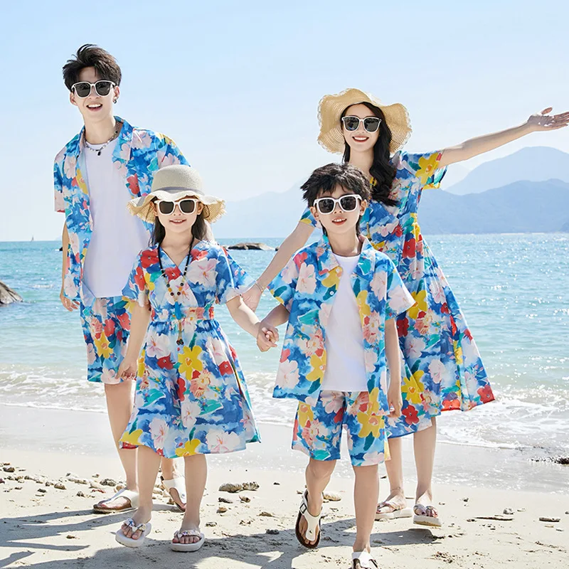 Família combinando roupa floral praia, roupa para mãe e filha, vestido de férias, olhar de férias, irmão e irmã, duas peças