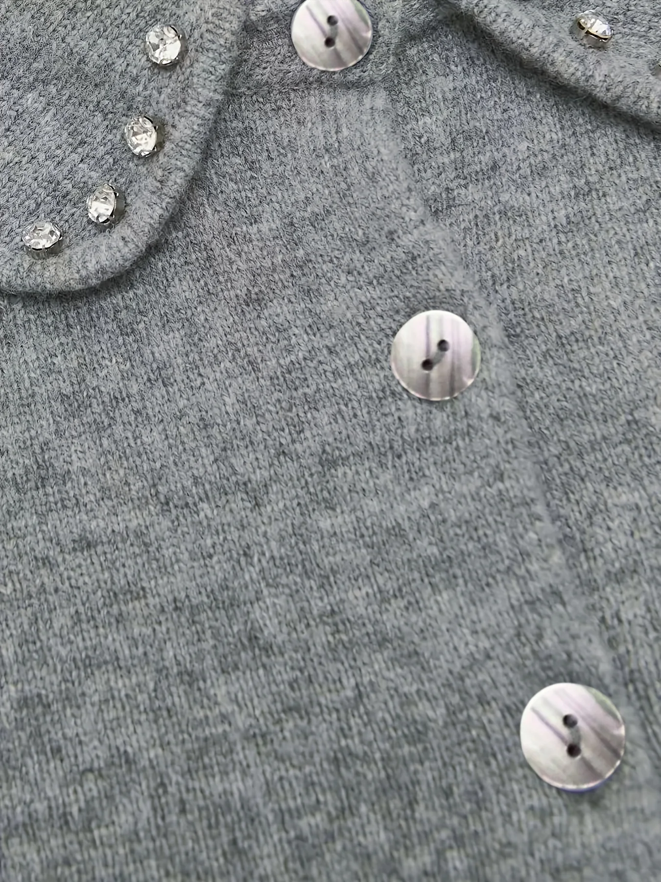 سترة محبوكة جديدة لخريف وشتاء 2025 بلون سادة وطية صدر السترة من حجر الراين سترة علوية للنساء