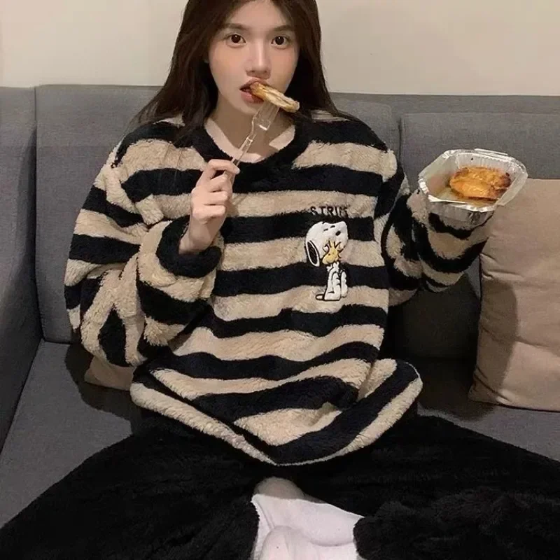 Snoopy-Pijama de terciopelo coral grueso para hombres y mujeres, conjunto de ropa para el hogar, cuello redondo, patrón de dibujos animados creativos, se puede usar fuera