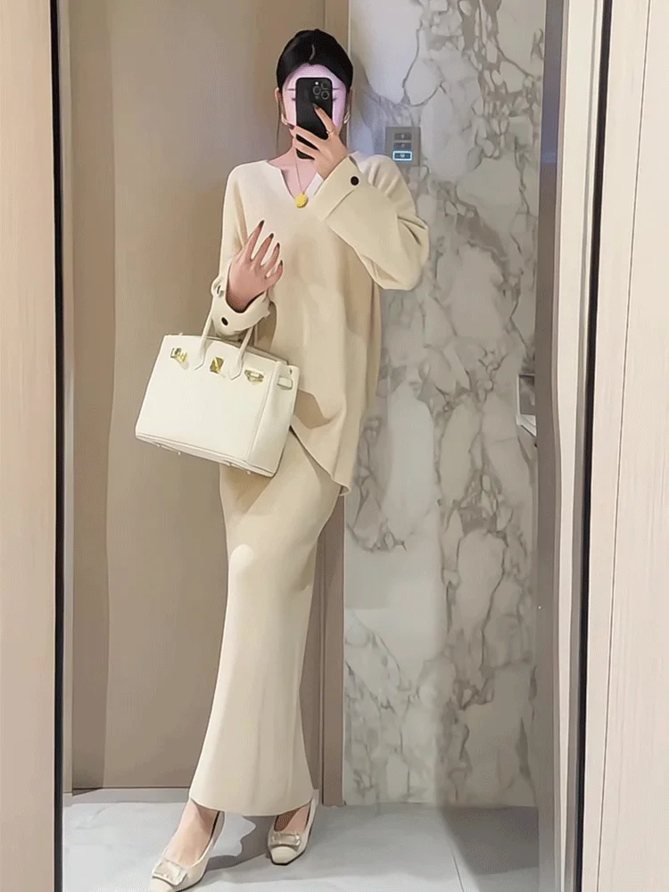 Set Rajutan Merah Wanita Musim Gugur Musim Dingin Sweater V-Neck & Rok Midi Pinggang Tinggi Dua Potong Mewah ​