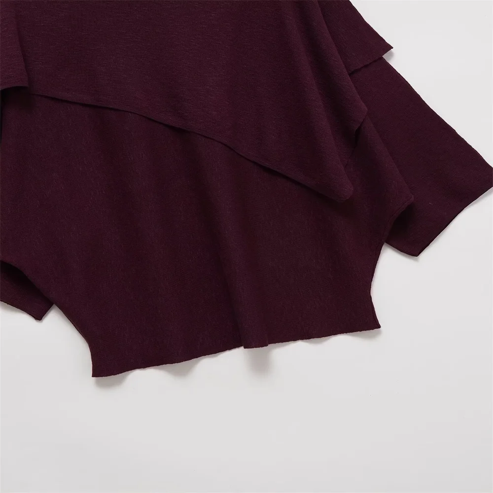 Nuovo design di abbigliamento da donna autunnale con una semplice sovrapposizione di aghi piatti e top in maglia pullover a maniche lunghe appeso