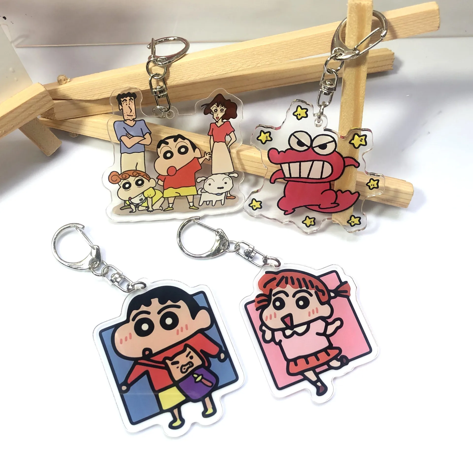 Baru lucu krayon Shin Chan akrilik gantungan kunci tas anak perempuan lucu Earphone liontin kartun Shin Chan mainan keluarga hadiah gantungan kunci liontin