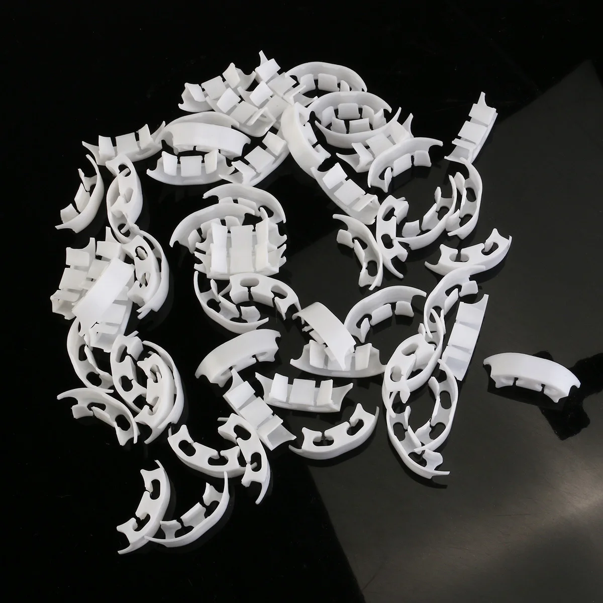 

100Pcs Tomato Trellis Clips White Gardening Plant Support Clip for Vegetable Vine Crops Fruits Roses Uv Stabilized Easy Release