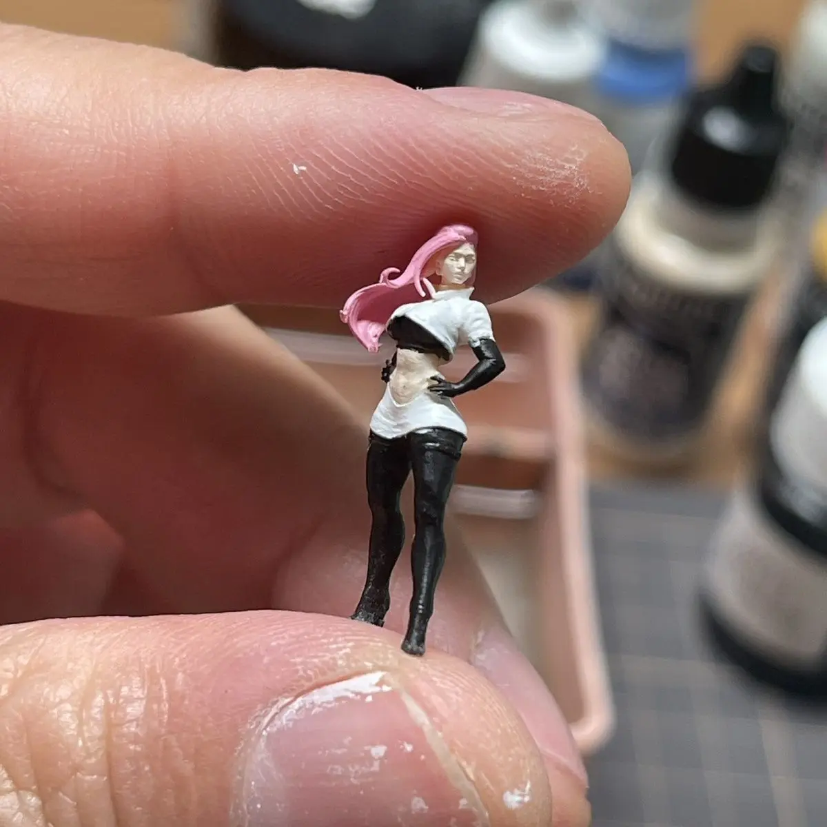 1/64 الراتنج اليد اللوحة التماثيل الثابتة امرأة الديوراما الدعائم