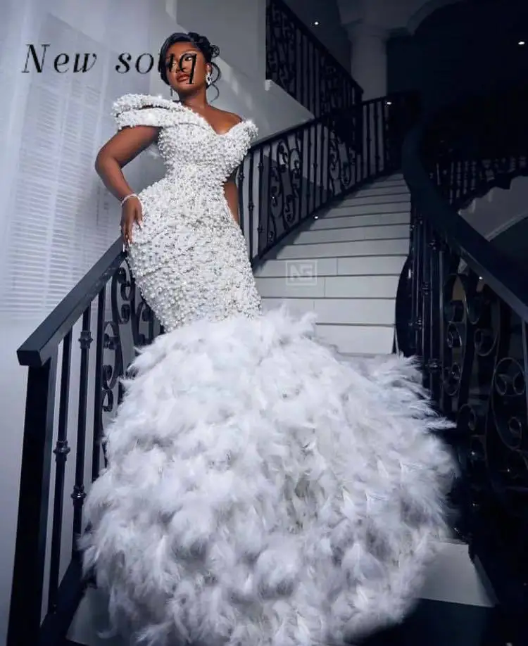 African Plus Size Off the Shoulder Feathers Mermaid Wedding Dresses for Brides Heavy Pearls Beaded Nigerian Bridal Gowns 2024