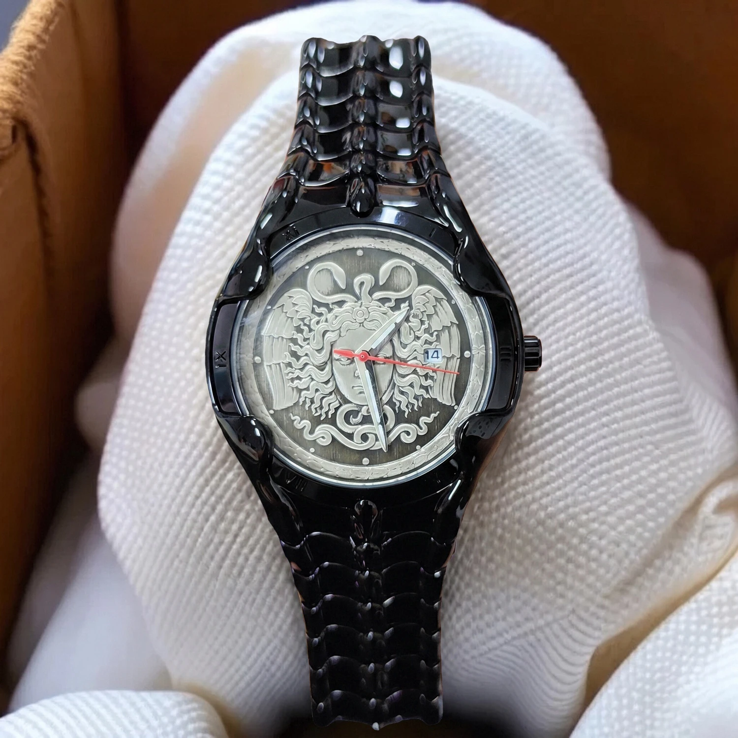 CILOA Luxury Gold Snake Chain Wristwatch 3D Medusa Relief Dial Roman Numeral Bezel Fashion Business Mens Quartz Watch