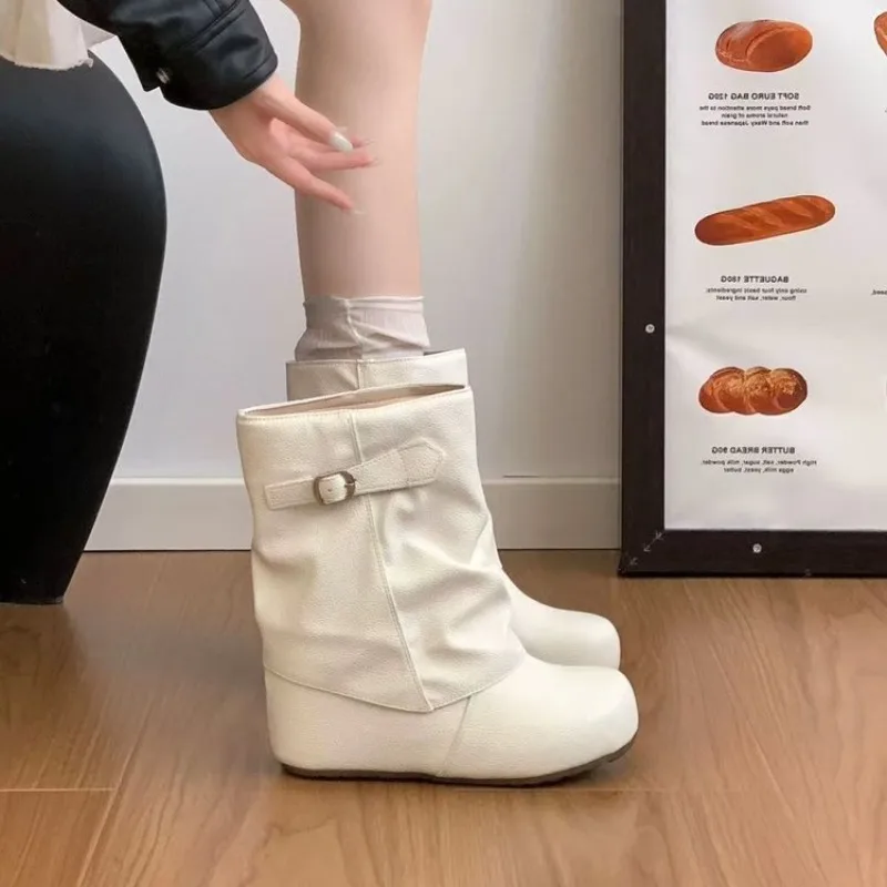Damen-Stiefeletten mit runder Spitze, aus Wildleder, mit seitlicher Schnalle, faltbarem Schaft, Keilabsatz, verstecktem Absatz, im lässigen Lazy-Style, für Herbst und Winter. – Detail 4