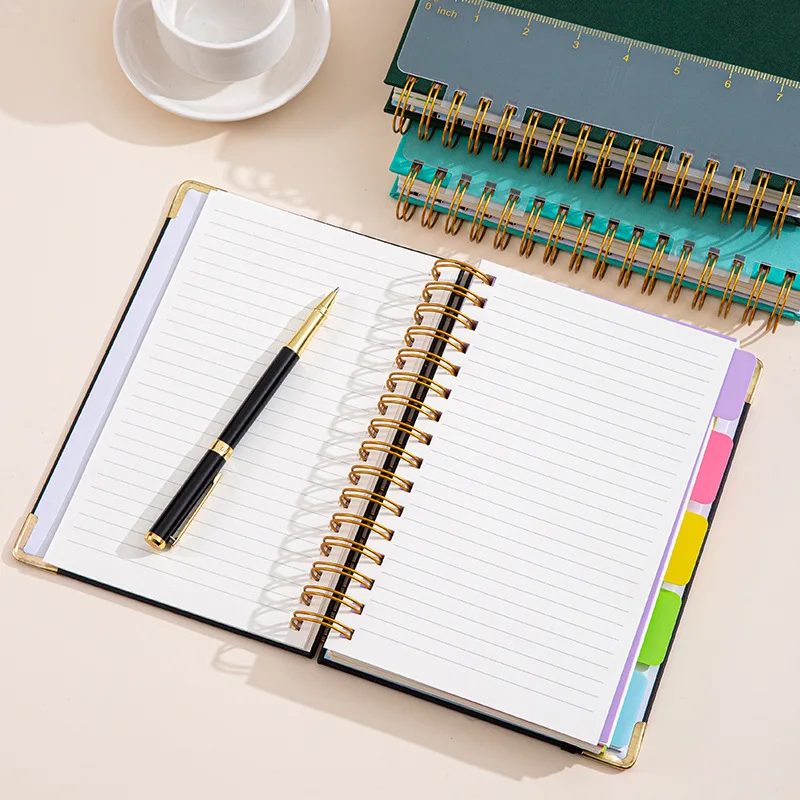 قطعة واحدة من دفتر الملاحظات الكلاسيكي المبطن مقاس A5، غلاف فني مع شريط مطاطي ومسطرة، مخطط من الجلد الصناعي للمجلات والجدول الزمني