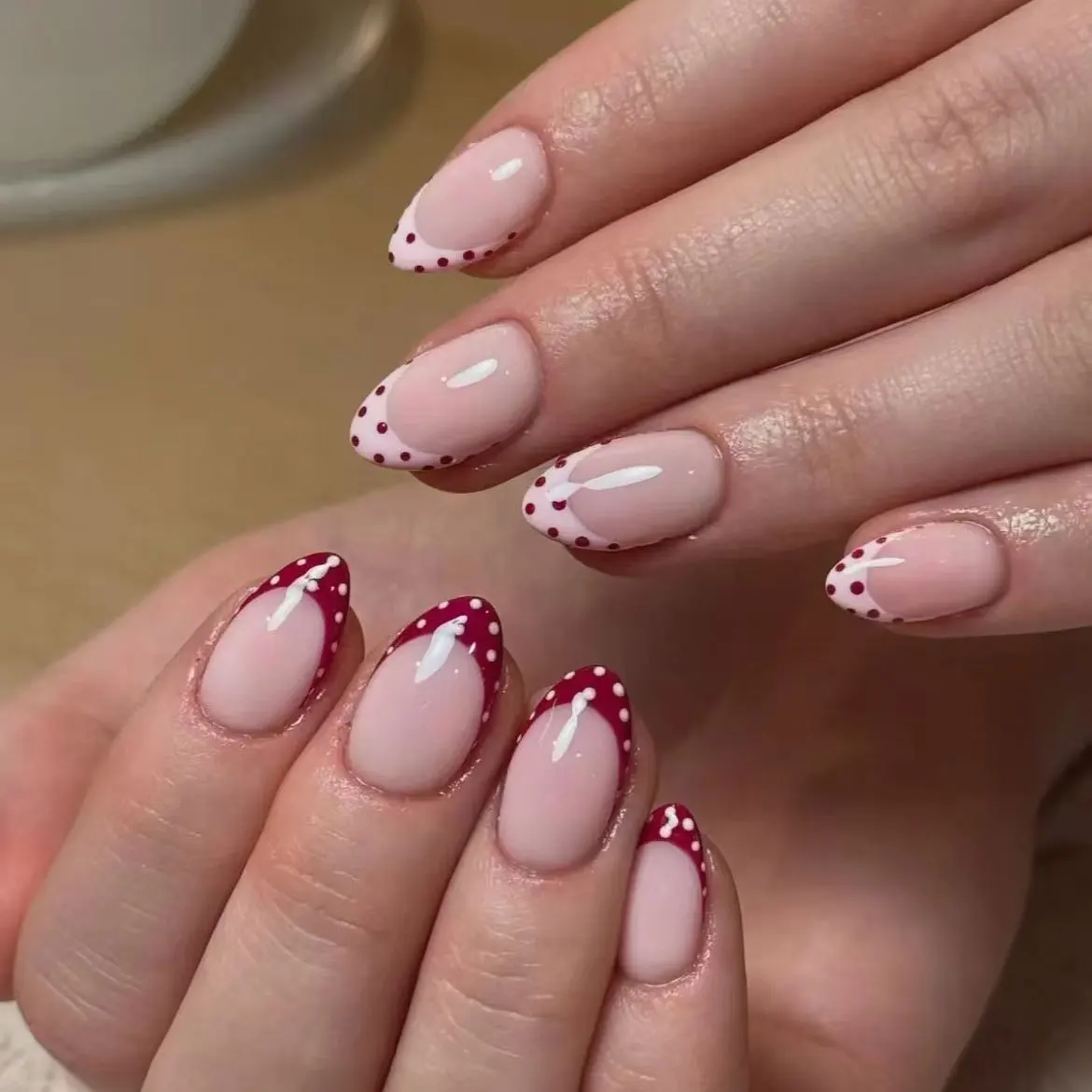 24 pezzi marrone francese a pois design unghie finte breve testa rotonda unghie finte premere su punte per unghie artificiali staccabili a copertura totale