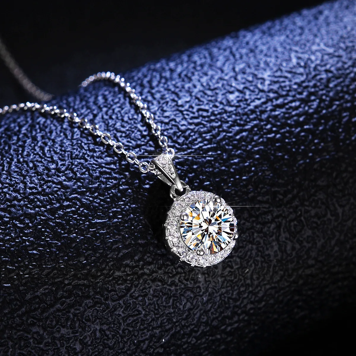 Boutique PT950 platinum necklace 1 carat moissanite diamond pendant womens light luxury fashion round bag new clavicle chai