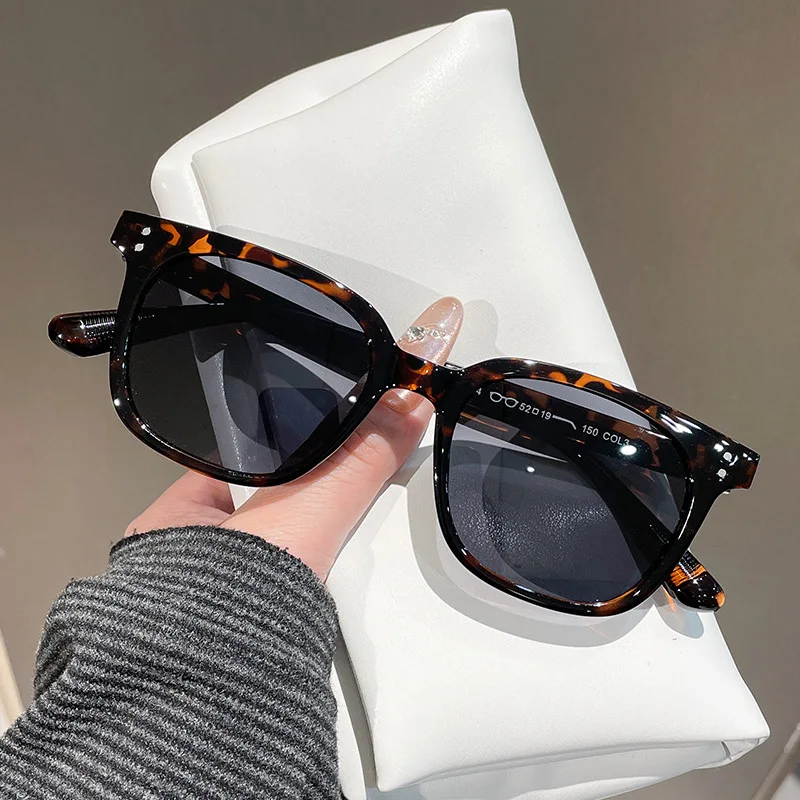2026 Retro Square Sunglasses Unisex Oversized UV400 Polarized Fashion Shades with Metal Rivets for Women Men