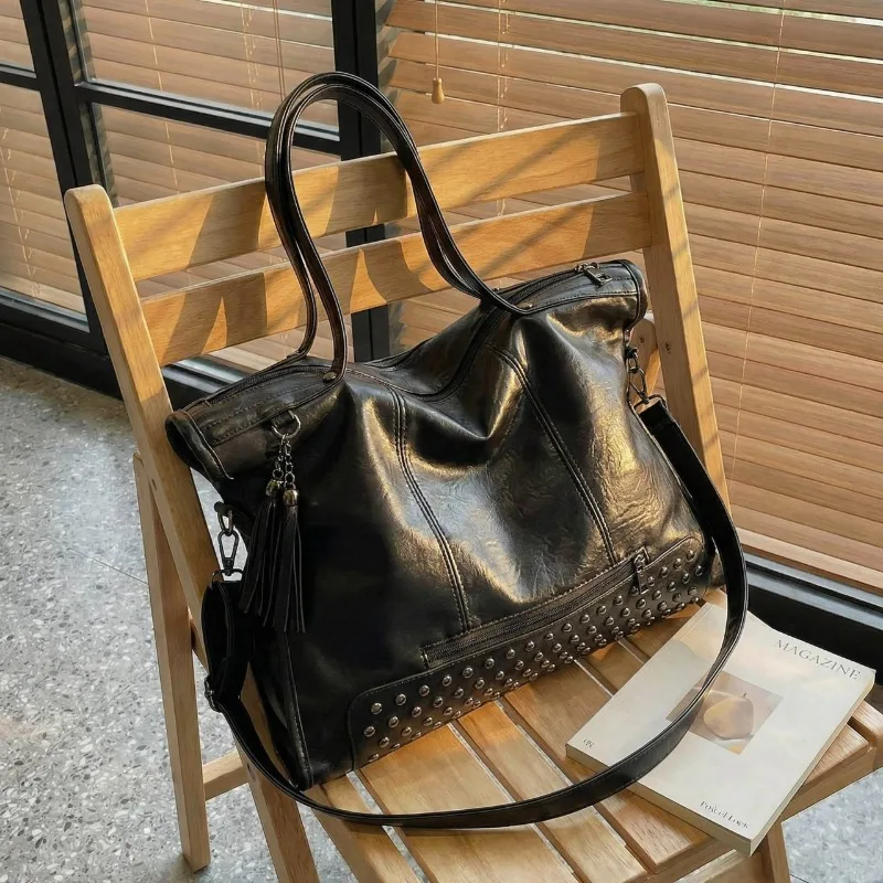 Damen-Handtasche mit Nieten- und Quastenverzierung, Weiche PU-Leder Schultertasche, Große Umhängetasche für den Alltag – Detail 3