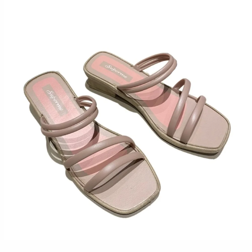 

Шикарные противоскользящие тапочки на низком каблуке, женские шлепанцы из ПВХ с тонким поясом, пляжная одежда, элегантная летняя обувь на платформе, морские