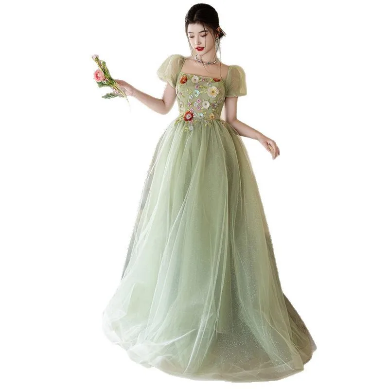 Nowa Damska Letnia Miętowa Sukienka Wieczorowa z Kwadratowym Dekoltem i Kwiatowym Haftem, Modna Leśna Lekka Luksusowa Sukienka na Występ dla Prowadzącej