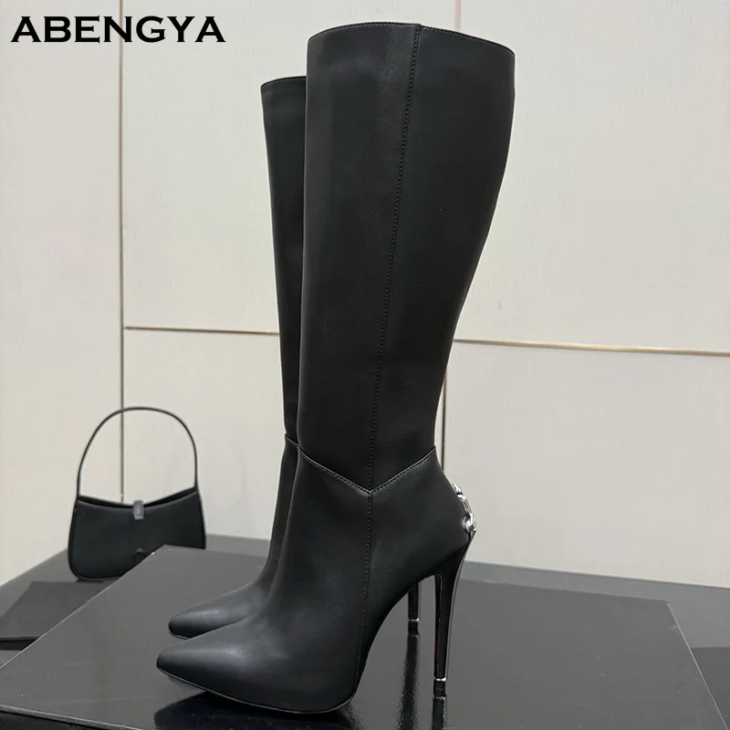 

2025 Зимние сапоги до колена на металлическом высоком каблуке, женские черные кожаные высокие сапоги с острым носком, дизайнерские вечерние мотоциклетные ботинки для женщин