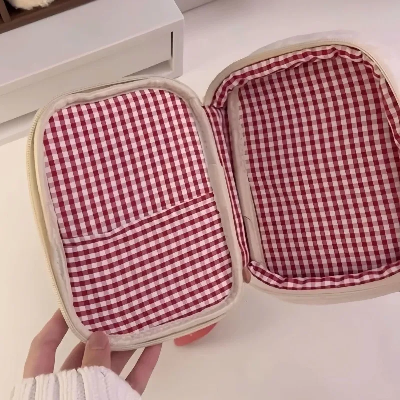 Estojo de Lápis de Pelúcia Morango Fofo – Bolsa de Armazenamento de Papelaria Multifuncional de Grande Capacidade, Necessaire Macia e Felpuda para Canetas e Maquiagem, Presente para Meninas e Mulheres