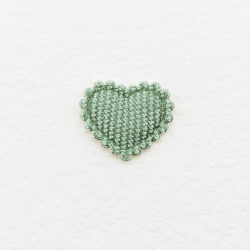 100 Stück 2,5x2,1CM Mini Glänzende Herz-Applikationen zum Aufnähen auf Kleidung, Hüten, DIY-Kopfbedeckungen, Haarspangen, Schleifen-Deko-Accessoires – Detail 16